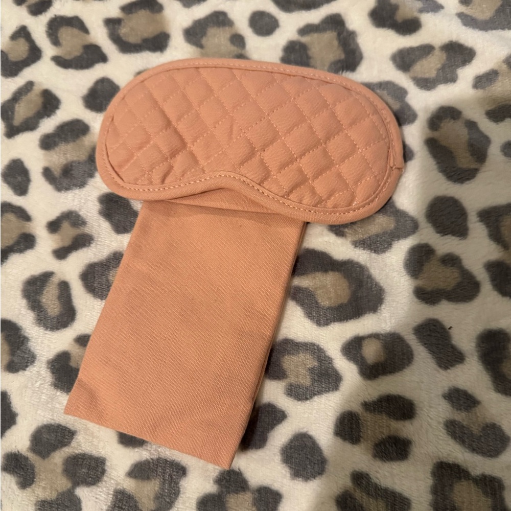 Gucci Peach Quilted Eye Mask with Floral Lining - Picture 3 of 3